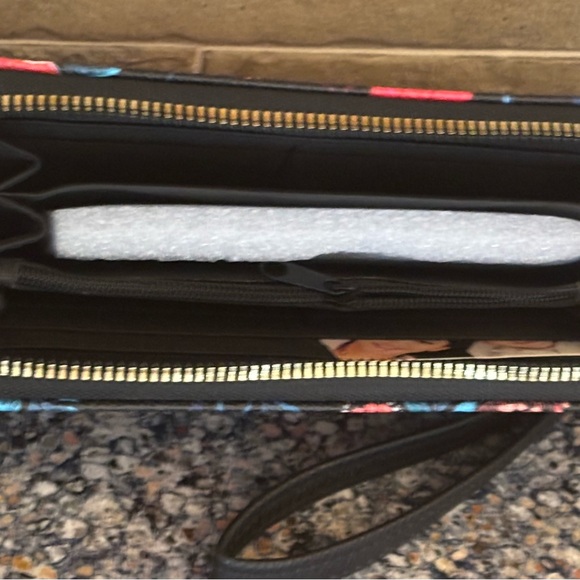 🆕 Floral Wristlet Wallet with Butterfly and floral Design-NWT - Picture 5 of 5